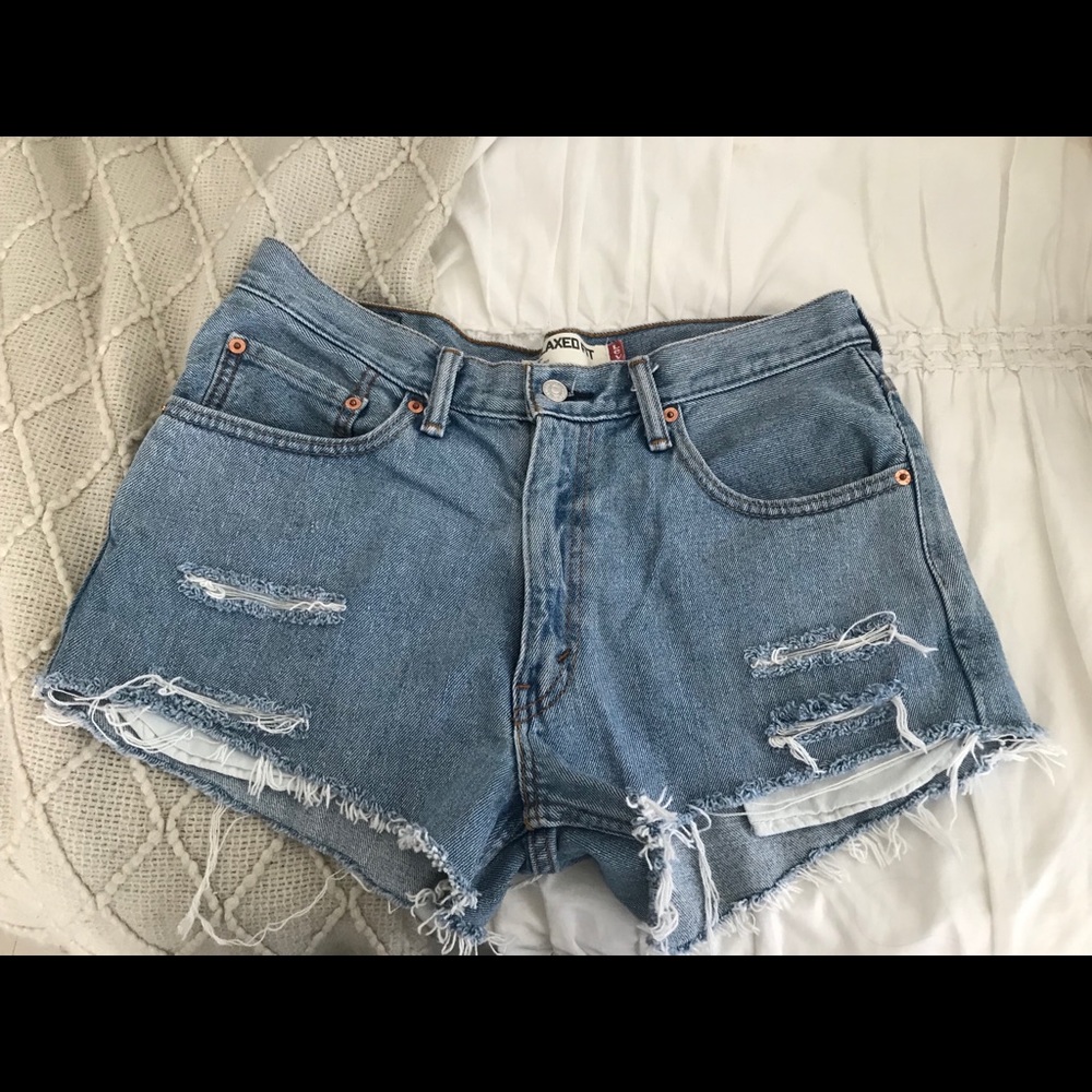 LEVIS JEAN DESTRESSED JEAN SHORTS